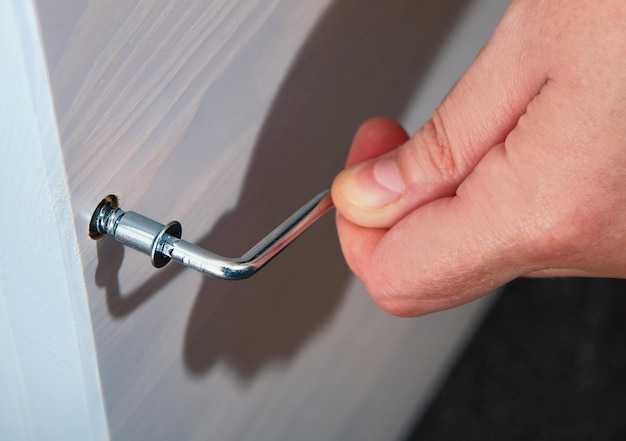 Как самостоятельно заменить дверную ручку на входной двери — пошаговая инструкция